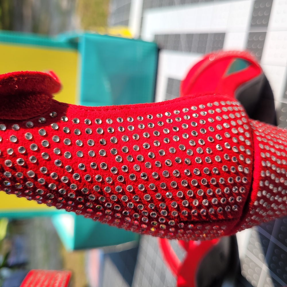 Sophia Taylor Red Heeled Shoes with Sleek Design - Picture 3 of 13